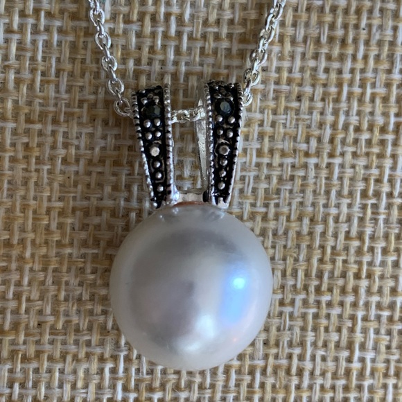 Elegant Silver Faux South Sea Pearl Pendant Necklace - Picture 1 of 4